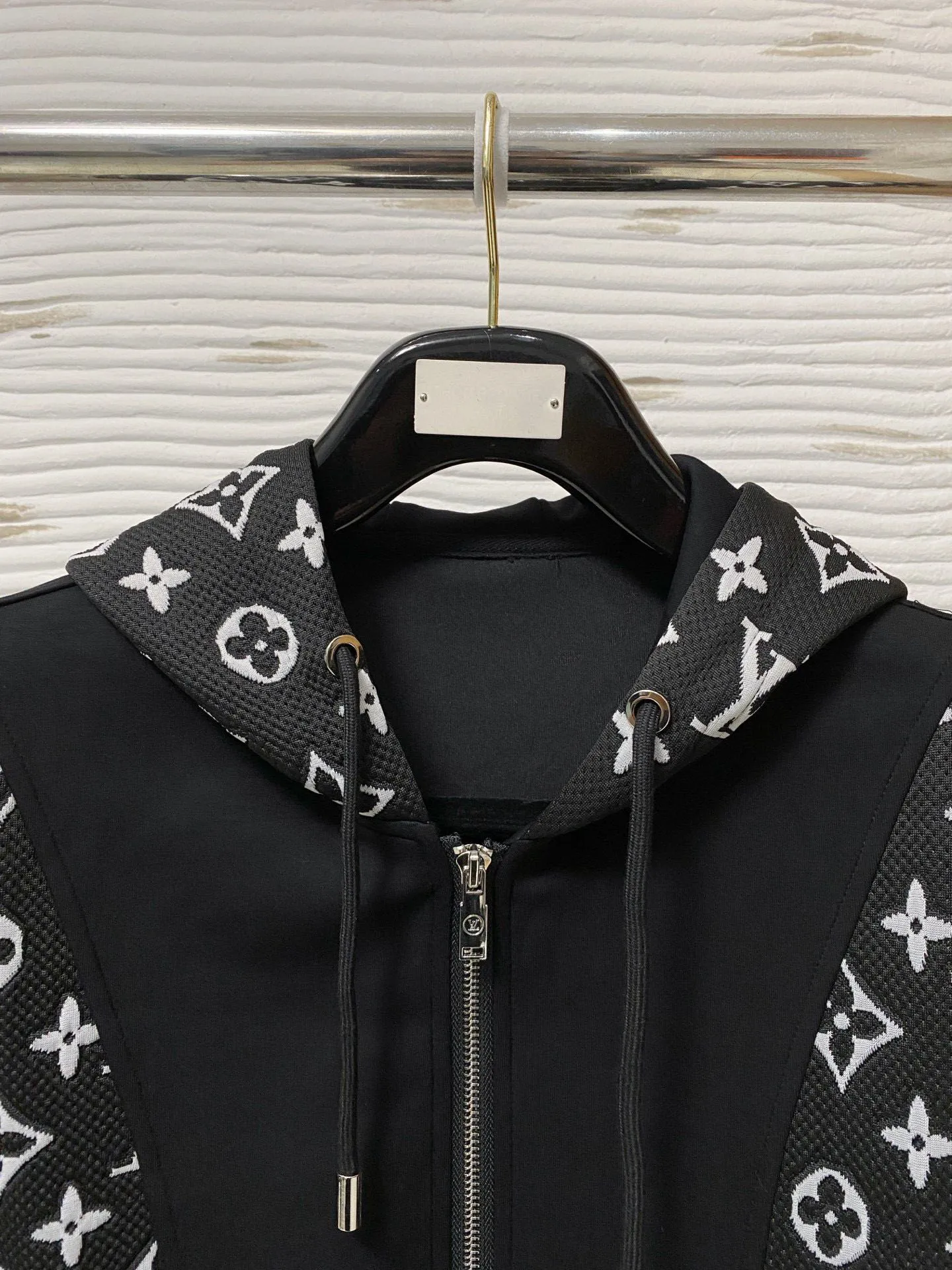 🅿️720 [LV Louis Vuitton] hot-selling suit is coming. Focus on the original version of the official website. 2025 new hot-selling cardigan and sweatshirt suit. The original order is the best. 🇭🇰The meticulous work of top designers. It has a fitting and perfect upper body effect. All-natural high-quality Tencel Roman cotton 100%, close-fitting comfort, noble and elegant! Original hardware embodies elegance and nobility! Counter size: M-3XL (maximum wear up to 190 pounds)